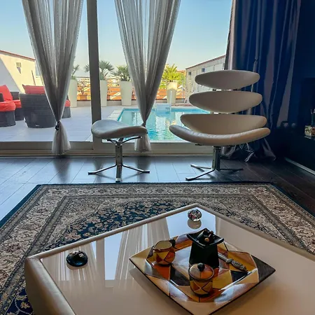 Tranquility In With Pool 别墅