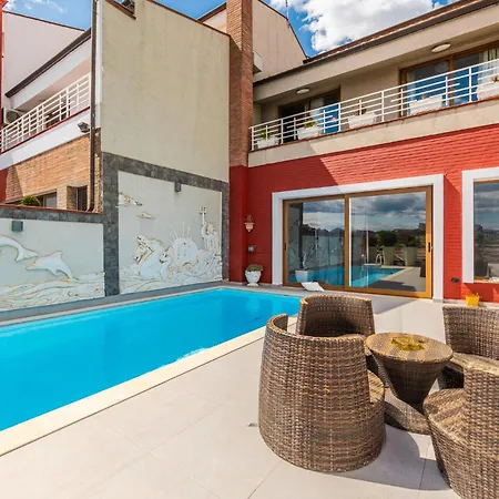 别墅 Tranquility With Pool Private Garden & Bbq By Pikhost 地拉那